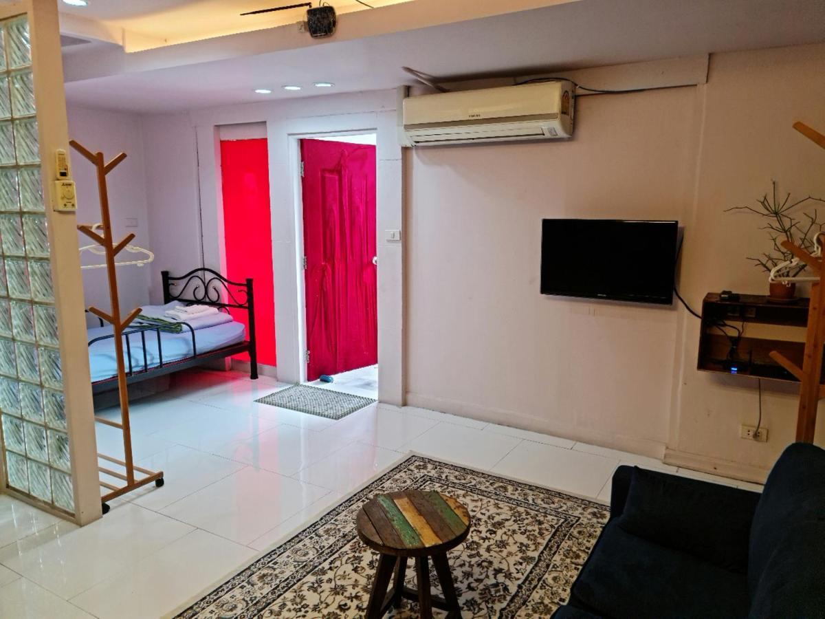 Ddm House Hostel Bangkok Exterior photo