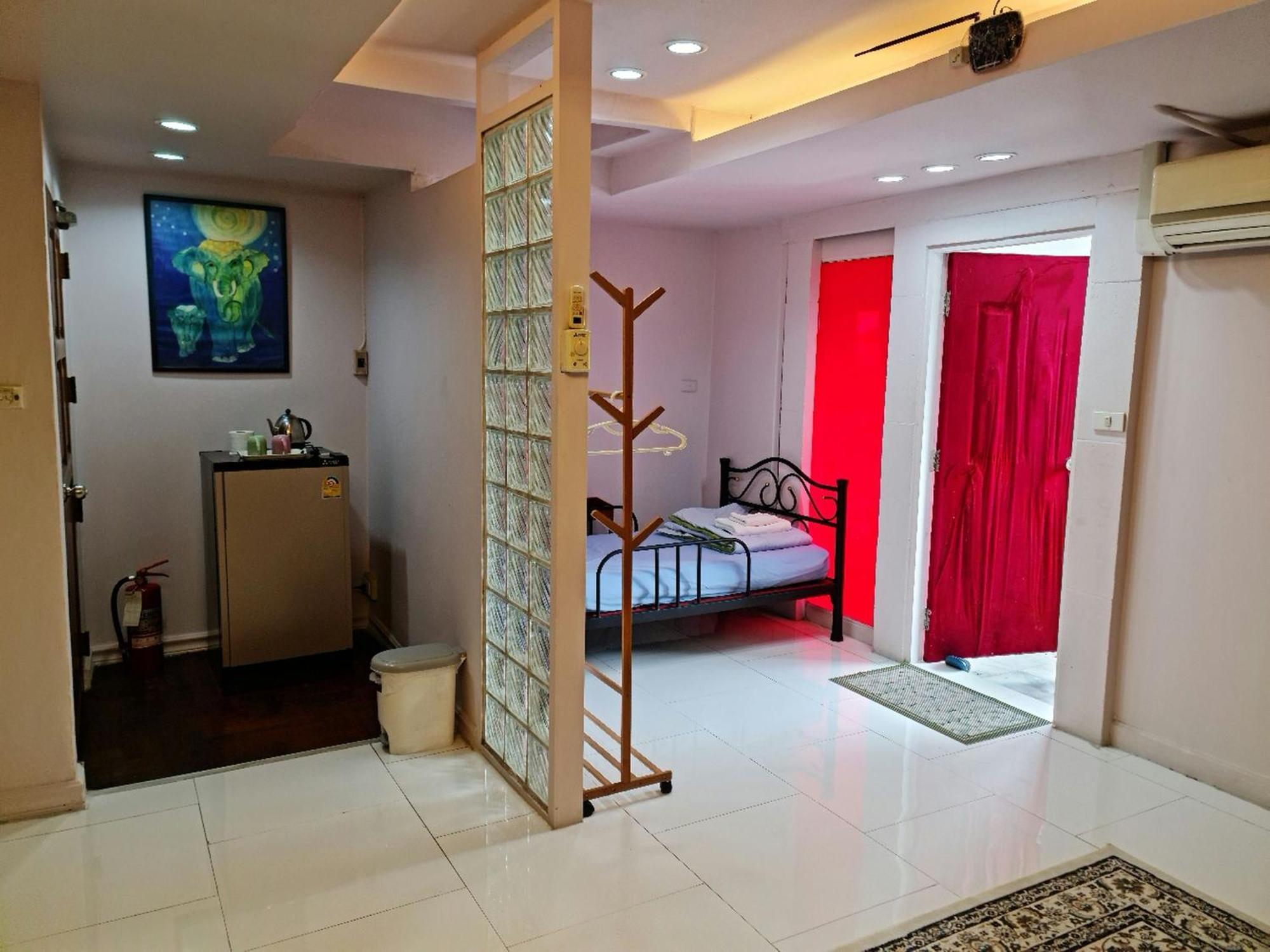 Ddm House Hostel Bangkok Exterior photo
