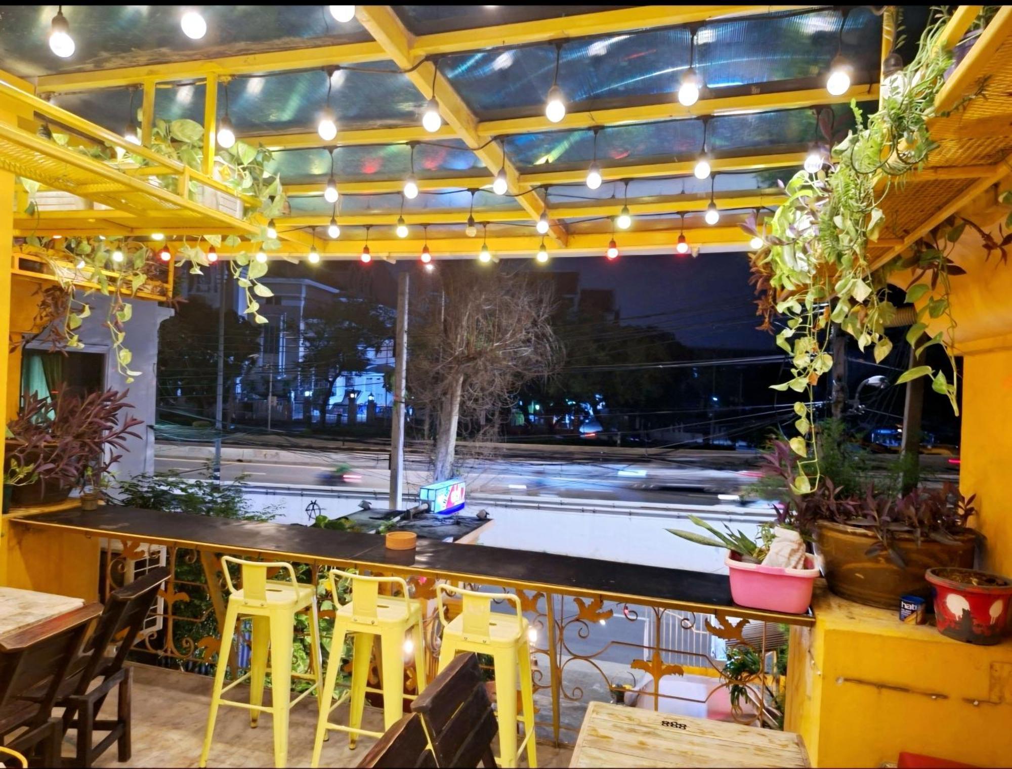Ddm House Hostel Bangkok Exterior photo