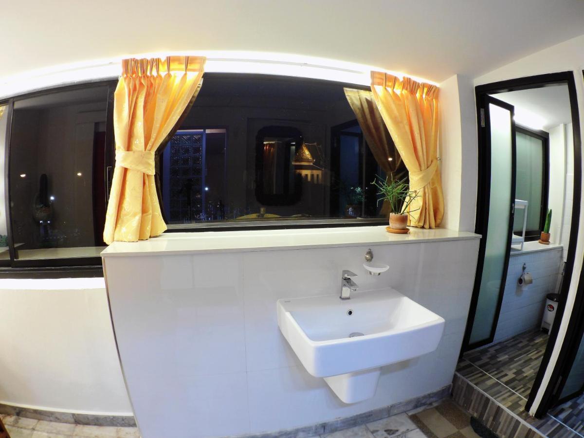Ddm House Hostel Bangkok Exterior photo