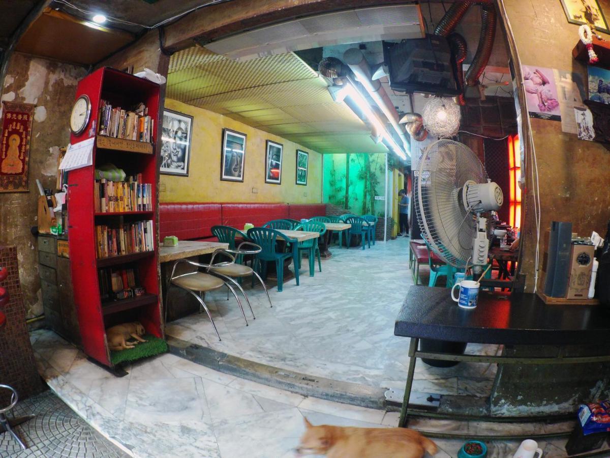 Ddm House Hostel Bangkok Exterior photo